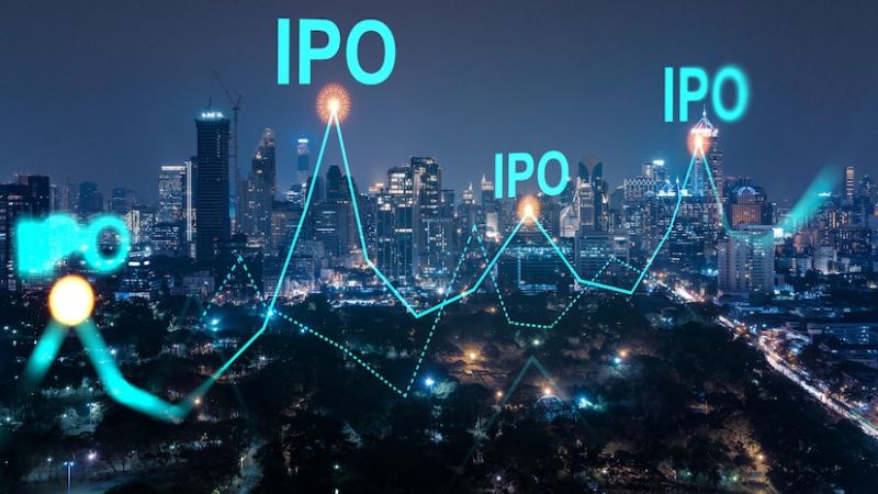 IPO, viết tắt của Initial Public Offering, nghĩa là "Chào Bán Công Khai Lần Đầu".